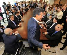 Governador Beto Richa assina contratos de financiamentos com a Secretaria de Desenvolvimento Urbano (SEDU) e a FomentoParaná para obras de infraestrutura urbanas e equipamentos para municípios. 04/03/2015.Foto:Arnaldo Alves/ANPr