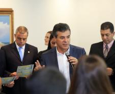 Governador Beto Richa assina contratos de financiamentos com a Secretaria de Desenvolvimento Urbano (SEDU) e a FomentoParaná para obras de infraestrutura urbanas e equipamentos para municípios. 04/03/2015.Foto:Arnaldo Alves/ANPr
