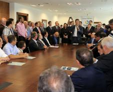 Governador Beto Richa assina contratos de financiamentos com a Secretaria de Desenvolvimento Urbano (SEDU) e a FomentoParaná para obras de infraestrutura urbanas e equipamentos para municípios. 04/03/2015.Foto:Arnaldo Alves/ANPr