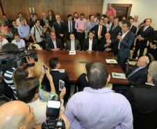 Governador Beto Richa assina contratos de financiamentos com a Secretaria de Desenvolvimento Urbano (SEDU) e a FomentoParaná para obras de infraestrutura urbanas e equipamentos para municípios. 04/03/2015.Foto:Arnaldo Alves/ANPr