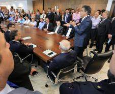 Governador Beto Richa assina contratos de financiamentos com a Secretaria de Desenvolvimento Urbano (SEDU) e a FomentoParaná para obras de infraestrutura urbanas e equipamentos para municípios. 04/03/2015.Foto:Arnaldo Alves/ANPr