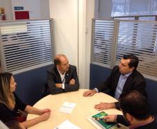 Reunião da equipe técnica de Mercado e Relações Institucionais da Fomento Paraná com a Associação das Empresas Brasileiras de Tecnologia da Informação (Assespro-PR) nesta sexta-feira (20/3) para uma nova parceria entre as duas instituições. O objetivo é viabilizar, até o fim de 2015, a contratação de R$ 10 milhões em financiamentos para projetos de empresas associadas à Assespro-PR voltados à inovação e ao desenvolvimento tecnológico. 