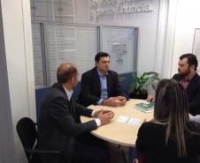 Reunião da equipe técnica de Mercado e Relações Institucionais da Fomento Paraná com a Associação das Empresas Brasileiras de Tecnologia da Informação (Assespro-PR) nesta sexta-feira (20/3) para uma nova parceria entre as duas instituições. O objetivo é viabilizar, até o fim de 2015, a contratação de R$ 10 milhões em financiamentos para projetos de empresas associadas à Assespro-PR voltados à inovação e ao desenvolvimento tecnológico. 