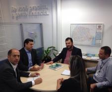 Reunião da equipe técnica de Mercado e Relações Institucionais da Fomento Paraná com a Associação das Empresas Brasileiras de Tecnologia da Informação (Assespro-PR) nesta sexta-feira (20/3) para uma nova parceria entre as duas instituições. O objetivo é viabilizar, até o fim de 2015, a contratação de R$ 10 milhões em financiamentos para projetos de empresas associadas à Assespro-PR voltados à inovação e ao desenvolvimento tecnológico. 