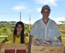 Os agricultores Neliria Huff e Valdemar Ramos, de Bituruna, no sul do estado, receberam crédito da Fomento Paraná e triplicaram a produção e colheita de morangos orgânicos.