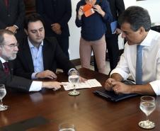 Governador Beto Richa, acompanhado pelo, Secretário de Desenvolvimento Urbano, Ratinho Junior, Presidente da Fomento Paraná, Juraci Barbosa Sobrinho, Deputados, Hussein Bakri, Alexandre Curi, Luiz Claudio Romanelli e demais autoridades, assina Contrato de Financiamento referente a Obras de Infraestrutura Urbana e Aquisição de Equipamentos Viários com os Prefeitos dos Municípios de Arapoti, Braz Rizzi e Tapejara, Noé Caldeira Brandt