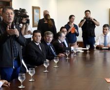 Governador Beto Richa, acompanhado pelo, Secretário de Desenvolvimento Urbano, Ratinho Junior, Presidente da Fomento Paraná, Juraci Barbosa Sobrinho, Deputados, Hussein Bakri, Alexandre Curi, Luiz Claudio Romanelli e demais autoridades, assina Contrato de Financiamento referente a Obras de Infraestrutura Urbana e Aquisição de Equipamentos Viários com os Prefeitos dos Municípios de Arapoti, Braz Rizzi e Tapejara, Noé Caldeira Brandt
