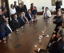 Governador Beto Richa, acompanhado pelo, Secretário de Desenvolvimento Urbano, Ratinho Junior, Presidente da Fomento Paraná, Juraci Barbosa Sobrinho, Deputados, Hussein Bakri, Alexandre Curi, Luiz Claudio Romanelli e demais autoridades, assina Contrato de Financiamento referente a Obras de Infraestrutura Urbana e Aquisição de Equipamentos Viários com os Prefeitos dos Municípios de Arapoti, Braz Rizzi e Tapejara, Noé Caldeira Brandt