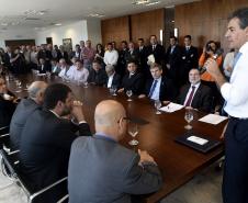 Governador Beto Richa, acompanhado pelo, Secretário de Desenvolvimento Urbano, Ratinho Junior, Presidente da Fomento Paraná, Juraci Barbosa Sobrinho, Deputados, Hussein Bakri, Alexandre Curi, Luiz Claudio Romanelli e demais autoridades, assina Contrato de Financiamento referente a Obras de Infraestrutura Urbana e Aquisição de Equipamentos Viários com os Prefeitos dos Municípios de Arapoti, Braz Rizzi e Tapejara, Noé Caldeira Brandt