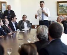 Governador Beto Richa, acompanhado pelo, Secretário de Desenvolvimento Urbano, Ratinho Junior, Presidente da Fomento Paraná, Juraci Barbosa Sobrinho, Deputados, Hussein Bakri, Alexandre Curi, Luiz Claudio Romanelli e demais autoridades, assina Contrato de Financiamento referente a Obras de Infraestrutura Urbana e Aquisição de Equipamentos Viários com os Prefeitos dos Municípios de Arapoti, Braz Rizzi e Tapejara, Noé Caldeira Brandt