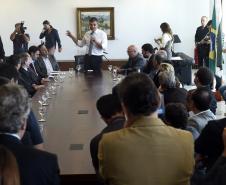 Governador Beto Richa, acompanhado pelo, Secretário de Desenvolvimento Urbano, Ratinho Junior, Presidente da Fomento Paraná, Juraci Barbosa Sobrinho, Deputados, Hussein Bakri, Alexandre Curi, Luiz Claudio Romanelli e demais autoridades, assina Contrato de Financiamento referente a Obras de Infraestrutura Urbana e Aquisição de Equipamentos Viários com os Prefeitos dos Municípios de Arapoti, Braz Rizzi e Tapejara, Noé Caldeira Brandt