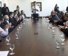 Governador Beto Richa, acompanhado pelo, Secretário de Desenvolvimento Urbano, Ratinho Junior, Presidente da Fomento Paraná, Juraci Barbosa Sobrinho, Deputados, Hussein Bakri, Alexandre Curi, Luiz Claudio Romanelli e demais autoridades, assina Contrato de Financiamento referente a Obras de Infraestrutura Urbana e Aquisição de Equipamentos Viários com os Prefeitos dos Municípios de Arapoti, Braz Rizzi e Tapejara, Noé Caldeira Brandt