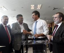 Governador Beto Richa, acompanhado pelo, Secretário de Desenvolvimento Urbano, Ratinho Junior, Presidente da Fomento Paraná, Juraci Barbosa Sobrinho, Deputados, Hussein Bakri, Alexandre Curi, Luiz Claudio Romanelli e demais autoridades, assina Contrato de Financiamento referente a Obras de Infraestrutura Urbana e Aquisição de Equipamentos Viários com os Prefeitos dos Municípios de Arapoti, Braz Rizzi e Tapejara, Noé Caldeira Brandt