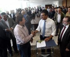 Governador Beto Richa, acompanhado pelo, Secretário de Desenvolvimento Urbano, Ratinho Junior, Presidente da Fomento Paraná, Juraci Barbosa Sobrinho, Deputados, Hussein Bakri, Alexandre Curi, Luiz Claudio Romanelli e demais autoridades, assina Contrato de Financiamento referente a Obras de Infraestrutura Urbana e Aquisição de Equipamentos Viários com os Prefeitos dos Municípios de Arapoti, Braz Rizzi e Tapejara, Noé Caldeira Brandt