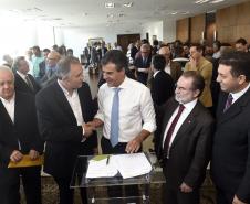 Governador Beto Richa, acompanhado pelo, Secretário de Desenvolvimento Urbano, Ratinho Junior, Presidente da Fomento Paraná, Juraci Barbosa Sobrinho, Deputados, Hussein Bakri, Alexandre Curi, Luiz Claudio Romanelli e demais autoridades, assina Contrato de Financiamento referente a Obras de Infraestrutura Urbana e Aquisição de Equipamentos Viários com os Prefeitos dos Municípios de Arapoti, Braz Rizzi e Tapejara, Noé Caldeira Brandt