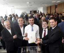 Governador Beto Richa, acompanhado pelo, Secretário de Desenvolvimento Urbano, Ratinho Junior, Presidente da Fomento Paraná, Juraci Barbosa Sobrinho, Deputados, Hussein Bakri, Alexandre Curi, Luiz Claudio Romanelli e demais autoridades, assina Contrato de Financiamento referente a Obras de Infraestrutura Urbana e Aquisição de Equipamentos Viários com os Prefeitos dos Municípios de Arapoti, Braz Rizzi e Tapejara, Noé Caldeira Brandt