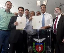 Governador Beto Richa, acompanhado pelo, Secretário de Desenvolvimento Urbano, Ratinho Junior, Presidente da Fomento Paraná, Juraci Barbosa Sobrinho, Deputados, Hussein Bakri, Alexandre Curi, Luiz Claudio Romanelli e demais autoridades, assina Contrato de Financiamento referente a Obras de Infraestrutura Urbana e Aquisição de Equipamentos Viários com os Prefeitos dos Municípios de Arapoti, Braz Rizzi e Tapejara, Noé Caldeira Brandt
