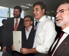 Governador Beto Richa, acompanhado pelo, Secretário de Desenvolvimento Urbano, Ratinho Junior, Presidente da Fomento Paraná, Juraci Barbosa Sobrinho, Deputados, Hussein Bakri, Alexandre Curi, Luiz Claudio Romanelli e demais autoridades, assina Contrato de Financiamento referente a Obras de Infraestrutura Urbana e Aquisição de Equipamentos Viários com os Prefeitos dos Municípios de Arapoti, Braz Rizzi e Tapejara, Noé Caldeira Brandt