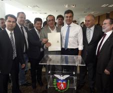 Governador Beto Richa, acompanhado pelo, Secretário de Desenvolvimento Urbano, Ratinho Junior, Presidente da Fomento Paraná, Juraci Barbosa Sobrinho, Deputados, Hussein Bakri, Alexandre Curi, Luiz Claudio Romanelli e demais autoridades, assina Contrato de Financiamento referente a Obras de Infraestrutura Urbana e Aquisição de Equipamentos Viários com os Prefeitos dos Municípios de Arapoti, Braz Rizzi e Tapejara, Noé Caldeira Brandt