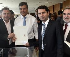 Governador Beto Richa, acompanhado pelo, Secretário de Desenvolvimento Urbano, Ratinho Junior, Presidente da Fomento Paraná, Juraci Barbosa Sobrinho, Deputados, Hussein Bakri, Alexandre Curi, Luiz Claudio Romanelli e demais autoridades, assina Contrato de Financiamento referente a Obras de Infraestrutura Urbana e Aquisição de Equipamentos Viários com os Prefeitos dos Municípios de Arapoti, Braz Rizzi e Tapejara, Noé Caldeira Brandt