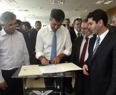 Governador Beto Richa, acompanhado pelo, Secretário de Desenvolvimento Urbano, Ratinho Junior, Presidente da Fomento Paraná, Juraci Barbosa Sobrinho, Deputados, Hussein Bakri, Alexandre Curi, Luiz Claudio Romanelli e demais autoridades, assina Contrato de Financiamento referente a Obras de Infraestrutura Urbana e Aquisição de Equipamentos Viários com os Prefeitos dos Municípios de Arapoti, Braz Rizzi e Tapejara, Noé Caldeira Brandt
