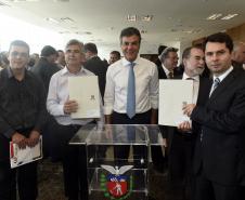 Governador Beto Richa, acompanhado pelo, Secretário de Desenvolvimento Urbano, Ratinho Junior, Presidente da Fomento Paraná, Juraci Barbosa Sobrinho, Deputados, Hussein Bakri, Alexandre Curi, Luiz Claudio Romanelli e demais autoridades, assina Contrato de Financiamento referente a Obras de Infraestrutura Urbana e Aquisição de Equipamentos Viários com os Prefeitos dos Municípios de Arapoti, Braz Rizzi e Tapejara, Noé Caldeira Brandt