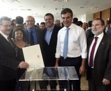 Governador Beto Richa, acompanhado pelo, Secretário de Desenvolvimento Urbano, Ratinho Junior, Presidente da Fomento Paraná, Juraci Barbosa Sobrinho, Deputados, Hussein Bakri, Alexandre Curi, Luiz Claudio Romanelli e demais autoridades, assina Contrato de Financiamento referente a Obras de Infraestrutura Urbana e Aquisição de Equipamentos Viários com os Prefeitos dos Municípios de Arapoti, Braz Rizzi e Tapejara, Noé Caldeira Brandt