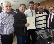 Governador Beto Richa, acompanhado pelo, Secretário de Desenvolvimento Urbano, Ratinho Junior, Presidente da Fomento Paraná, Juraci Barbosa Sobrinho, Deputados, Hussein Bakri, Alexandre Curi, Luiz Claudio Romanelli e demais autoridades, assina Contrato de Financiamento referente a Obras de Infraestrutura Urbana e Aquisição de Equipamentos Viários com os Prefeitos dos Municípios de Arapoti, Braz Rizzi e Tapejara, Noé Caldeira Brandt
