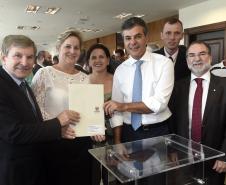 Governador Beto Richa, acompanhado pelo, Secretário de Desenvolvimento Urbano, Ratinho Junior, Presidente da Fomento Paraná, Juraci Barbosa Sobrinho, Deputados, Hussein Bakri, Alexandre Curi, Luiz Claudio Romanelli e demais autoridades, assina Contrato de Financiamento referente a Obras de Infraestrutura Urbana e Aquisição de Equipamentos Viários com os Prefeitos dos Municípios de Arapoti, Braz Rizzi e Tapejara, Noé Caldeira Brandt