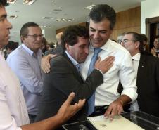 Governador Beto Richa, acompanhado pelo, Secretário de Desenvolvimento Urbano, Ratinho Junior, Presidente da Fomento Paraná, Juraci Barbosa Sobrinho, Deputados, Hussein Bakri, Alexandre Curi, Luiz Claudio Romanelli e demais autoridades, assina Contrato de Financiamento referente a Obras de Infraestrutura Urbana e Aquisição de Equipamentos Viários com os Prefeitos dos Municípios de Arapoti, Braz Rizzi e Tapejara, Noé Caldeira Brandt