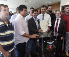 Governador Beto Richa, acompanhado pelo, Secretário de Desenvolvimento Urbano, Ratinho Junior, Presidente da Fomento Paraná, Juraci Barbosa Sobrinho, Deputados, Hussein Bakri, Alexandre Curi, Luiz Claudio Romanelli e demais autoridades, assina Contrato de Financiamento referente a Obras de Infraestrutura Urbana e Aquisição de Equipamentos Viários com os Prefeitos dos Municípios de Arapoti, Braz Rizzi e Tapejara, Noé Caldeira Brandt