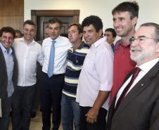 Governador Beto Richa, acompanhado pelo, Secretário de Desenvolvimento Urbano, Ratinho Junior, Presidente da Fomento Paraná, Juraci Barbosa Sobrinho, Deputados, Hussein Bakri, Alexandre Curi, Luiz Claudio Romanelli e demais autoridades, assina Contrato de Financiamento referente a Obras de Infraestrutura Urbana e Aquisição de Equipamentos Viários com os Prefeitos dos Municípios de Arapoti, Braz Rizzi e Tapejara, Noé Caldeira Brandt
