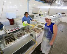 Mercado do Peixe de Matinhos, litoral do Paraná. Na foto: Alisson dos Santos Guilherme e seu pai, Vilmar, junto aos balcões financiados pela Fomento Paraná.Matinhos, 01-04-15.Foto: Arnaldo Alves / ANPr.