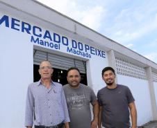 Mercado do Peixe de Matinhos, litoral do Paraná. Da esquerda para a direita: Ruy Hauer Reichert, secretário de Turismo e Desenvolvimento Econômico de Matinhos, Mauricio de Farias, diretor de Turismo e Paulo Ricardo da Silva Jr, agente de crédito da Fomento Paraná. Matinhos, 01-04-15.Foto: Arnaldo Alves / ANPr.