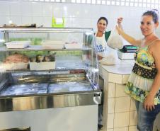 Mercado do Peixe de Matinhos, litoral do Paraná. Na foto: Irair do Rosário e sua cliente Madriani de Souza, junto ao balcão financiado pela Fomento Paraná. Matinhos, 01-04-15.Foto: Arnaldo Alves / ANPr.