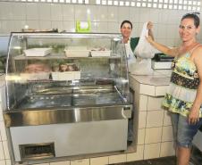 Mercado do Peixe de Matinhos, litoral do Paraná. Na foto: Irair do Rosário e sua cliente Madriani de Souza, junto ao balcão financiado pela Fomento Paraná. Matinhos, 01-04-15.Foto: Arnaldo Alves / ANPr.