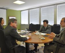 O presidente da Fomento Paraná, Juraci Barbosa, reuniu-se nesta quarta-feira (1/4), com o secretário executivo da ABDE – Associação Brasileira de Desenvolvimento, Marco Antonio Albuquerque de Araujo Lima, e a gerente técnico-operacional Cristiane Viturino. 