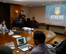 Os jovens empreendedores Vitor Flores, Jefferson Jess, Ivan Chagas, Dan Queirolo e George Christofis Neto, que venceram as três categorias do concurso Minha Ideia Muda o Mundo, lançado pelo Conselho de Jovens Empresários da Associação Comercial do Paraná, receberam os prêmios individuais em evento realizado nesta terça (7/4). A Fomento Paraná é uma das patrocinadoras deste concurso.