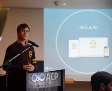 Os jovens empreendedores Vitor Flores, Jefferson Jess, Ivan Chagas, Dan Queirolo e George Christofis Neto, que venceram as três categorias do concurso Minha Ideia Muda o Mundo, lançado pelo Conselho de Jovens Empresários da Associação Comercial do Paraná, receberam os prêmios individuais em evento realizado nesta terça (7/4). A Fomento Paraná é uma das patrocinadoras deste concurso.