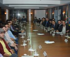 Os jovens empreendedores Vitor Flores, Jefferson Jess, Ivan Chagas, Dan Queirolo e George Christofis Neto, que venceram as três categorias do concurso Minha Ideia Muda o Mundo, lançado pelo Conselho de Jovens Empresários da Associação Comercial do Paraná, receberam os prêmios individuais em evento realizado nesta terça (7/4). A Fomento Paraná é uma das patrocinadoras deste concurso.