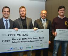 Os jovens empreendedores Vitor Flores, Jefferson Jess, Ivan Chagas, Dan Queirolo e George Christofis Neto, que venceram as três categorias do concurso Minha Ideia Muda o Mundo, lançado pelo Conselho de Jovens Empresários da Associação Comercial do Paraná, receberam os prêmios individuais em evento realizado nesta terça (7/4). A Fomento Paraná é uma das patrocinadoras deste concurso.
