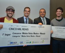 Os jovens empreendedores Vitor Flores, Jefferson Jess, Ivan Chagas, Dan Queirolo e George Christofis Neto, que venceram as três categorias do concurso Minha Ideia Muda o Mundo, lançado pelo Conselho de Jovens Empresários da Associação Comercial do Paraná, receberam os prêmios individuais em evento realizado nesta terça (7/4). A Fomento Paraná é uma das patrocinadoras deste concurso.