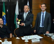 Os jovens empreendedores Vitor Flores, Jefferson Jess, Ivan Chagas, Dan Queirolo e George Christofis Neto, que venceram as três categorias do concurso Minha Ideia Muda o Mundo, lançado pelo Conselho de Jovens Empresários da Associação Comercial do Paraná, receberam os prêmios individuais em evento realizado nesta terça (7/4). A Fomento Paraná é uma das patrocinadoras deste concurso.