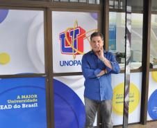 O empresário curitibano Rubens Fava abriu uma filial da instituição de ensino superior à distância Unopar em Curitiba há dois anos. Para ampliar o atendimento aos estudantes, Fava decidiu procurar um local maior e mais adequado. Para isso, ele buscou crédito na Fomento Paraná, instituição financeira de desenvolvimento do Governo do Estado. 