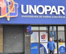 O empresário curitibano Rubens Fava abriu uma filial da instituição de ensino superior à distância Unopar em Curitiba há dois anos. Para ampliar o atendimento aos estudantes, Fava decidiu procurar um local maior e mais adequado. Para isso, ele buscou crédito na Fomento Paraná, instituição financeira de desenvolvimento do Governo do Estado. 