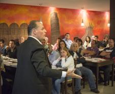 Comerciantes do bairro Hauer, em Curitiba, participaram de jantar oferecido em conjunto pela Associação Comercial do Paraná e Fomento Paraná, na quinta (10/4), em comemoração ao encerramento da ação “Fomento e ACP nos Bairros”, evento que leva à população local e empresários informações sobre serviços e produtos fornecidos pelas respectivas entidades.
