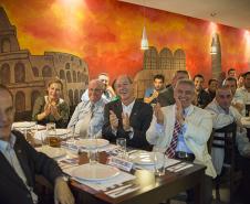 Comerciantes do bairro Hauer, em Curitiba, participaram de jantar oferecido em conjunto pela Associação Comercial do Paraná e Fomento Paraná, na quinta (10/4), em comemoração ao encerramento da ação “Fomento e ACP nos Bairros”, evento que leva à população local e empresários informações sobre serviços e produtos fornecidos pelas respectivas entidades.