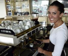 A Fomento do Paraná, por meio do Microcrédito, financiou a implantação do Café Cacauteria, da empreendedora Priscila Pereira Marques, na revendedora de automóveis Honda Prixx na Av. Mario Tourinho, 1153, em Curitiba.  