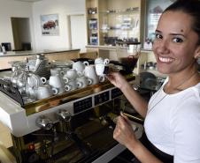 A Fomento do Paraná, por meio do Microcrédito, financiou a implantação do Café Cacauteria, da empreendedora Priscila Pereira Marques, na revendedora de automóveis Honda Prixx na Av. Mario Tourinho, 1153, em Curitiba.  