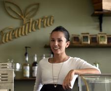 A Fomento do Paraná, por meio do Microcrédito, financiou a implantação do Café Cacauteria, da empreendedora Priscila Pereira Marques, na revendedora de automóveis Honda Prixx na Av. Mario Tourinho, 1153, em Curitiba.  